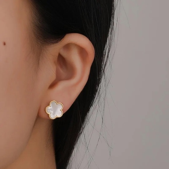 💖 5 items for $25 Sale! 💖 Flower Stud Earrings - Picture 2 of 4